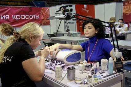 Выставка `Индустрия красоты` проходит чемпионат по дизайну ногтей.