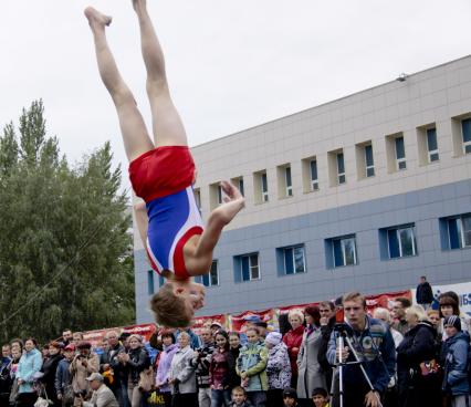 Показательные выступления гимнастов.