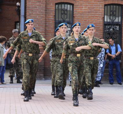 Парад военно-спортивных клубов. Девушка командует парнями.