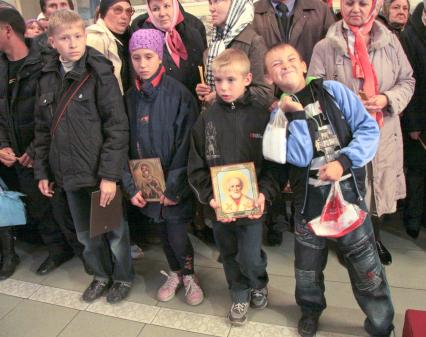 Ученики воскресной школы в церкви. Один мальчик кривляется.