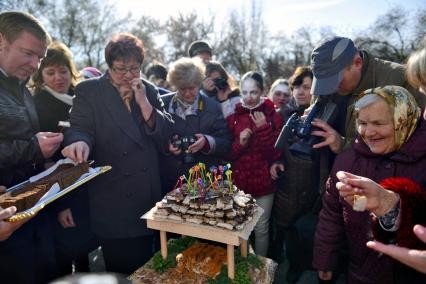 Праздник сала в Новосибирске. На снимке: люди пробуют сало.