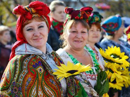 Праздник сала в Новосибирске. На снимке: женщины в национальных украинских нарядах.
