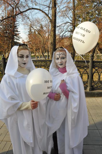 Антинаркотическая акция `Выбери жизнь` в Новосибирске. На снимке: Девушки в белых накидках с воздушными шариками на которых написано: `Не надо меня колоть`.