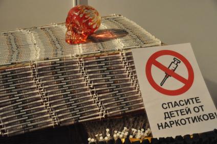Антинаркотическая акция `Выбери жизнь` в Новосибирске. На снимке: Медицинские шприцы с табличкой `Спасите детей от наркотиков`.