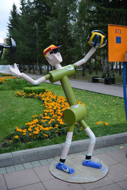 Работники МУП `Горводоканал` Новосибирска в свободное от работы время изготовили из подручных материалов скульптурные композиции. На снимке: волейболист.