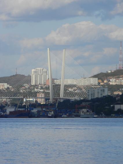 `Золотой мост` (вантовый мост через бухту Золотой Рог) во Владивостоке.