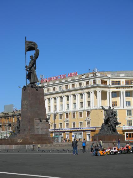 Памятник `Борцам за власть Советов на Дальнем Востоке` на центральной площади во Владивостоке.