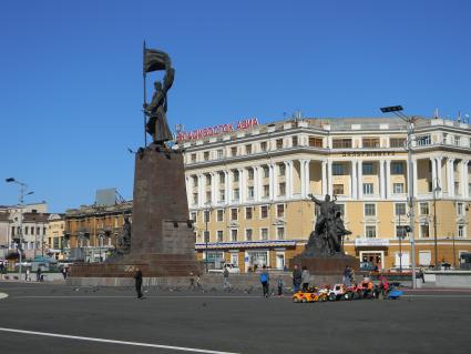 Памятник `Борцам за власть Советов на Дальнем Востоке` на центральной площади во Владивостоке.