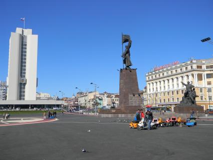 Памятник `Борцам за власть Советов на Дальнем Востоке` на центральной площади во Владивостоке.