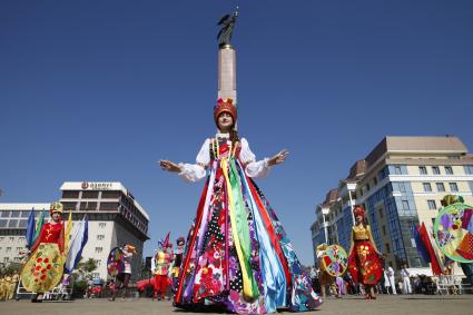 Показ народной моды на центральной площади города.