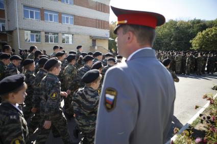 В Ставрополе в Военно-патриотической Кадетской школе имени генерала А.П. Ермолова торжественно приняли присягу 70 кадет. На снимке: кадеты идут строем.