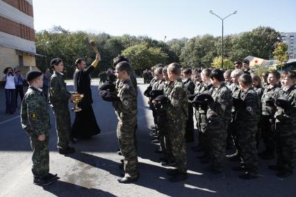 В Ставрополе в Военно-патриотической Кадетской школе имени генерала А.П. Ермолова торжественно приняли присягу 70 кадет. На снимке: священник окропляет водой строй кадет.