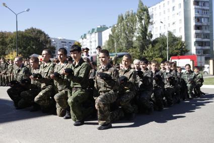 В Ставрополе в Военно-патриотической Кадетской школе имени генерала А.П. Ермолова торжественно приняли присягу 70 кадет. На снимке: кадеты преклонили колено.