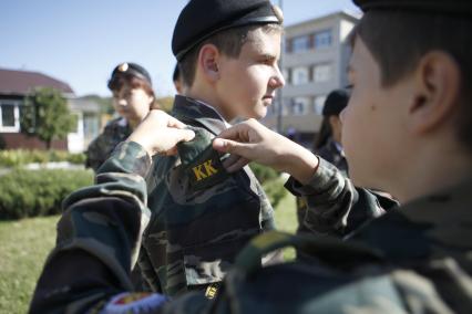 В Ставрополе в Военно-патриотической Кадетской школе имени генерала А.П. Ермолова торжественно приняли присягу 70 кадет. На снимке: кадету прикрепляют погон.