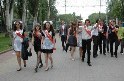 Выпускной в Волгограде. На снимке: выпускники шагают по улице города.