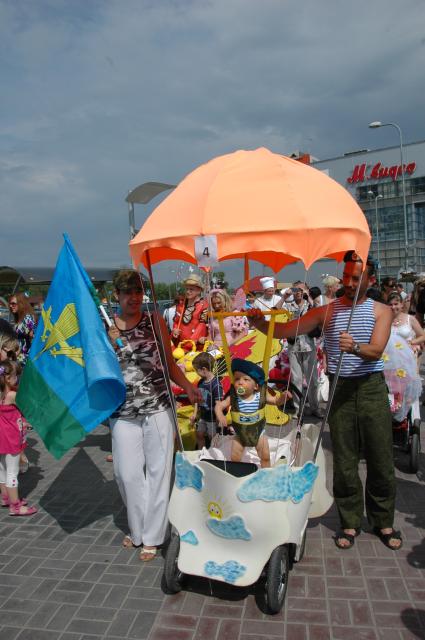 Детская коляска в виде парашюта. Отец в форме десантника.