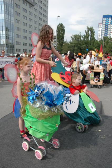 Участники парада детских колясок.