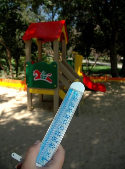 Измерение температуры в тени. Термометр показывает 40 градусов тепла.