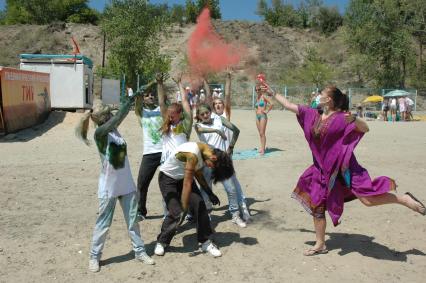 Люди отмечают в Волгограде индийский праздник весны фестивалем красок `Холи`. На снимке: процесс окрашивания людей.