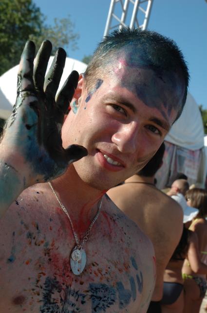 Люди отмечают в Волгограде индийский праздник весны фестивалем красок `Холи`. На снимке: разукрашенный молодой человек.