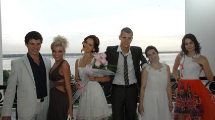 Сезон выпускных балов в Волгограде. На снимке: молодежь в платьях и костюмах собирается на выпускной бал.