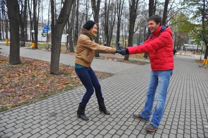 Пара гуляет в сквере