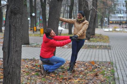 Пара гуляет в сквере