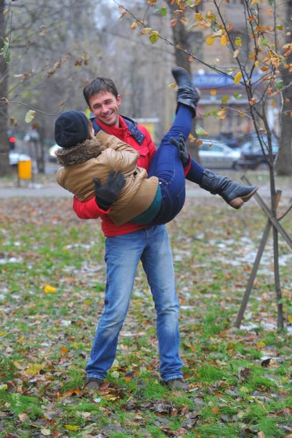 Пара гуляет в сквере