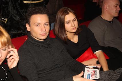 Диск36. Премьера фильма `Служебный роман. Наше время` 2011 год. На снимке: актер Александр Олешко с женой.