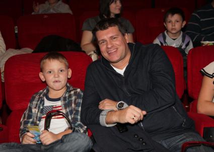 Диск36. Премьера фильма `Смешарики` 2011 год. На снимке: продюсер Евгений Орлов с сыном.