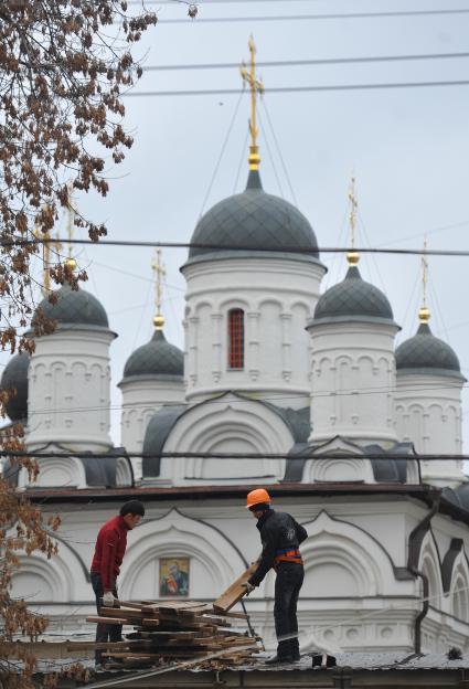 Ремонт в одной из церквей. Строители разбирают доски.