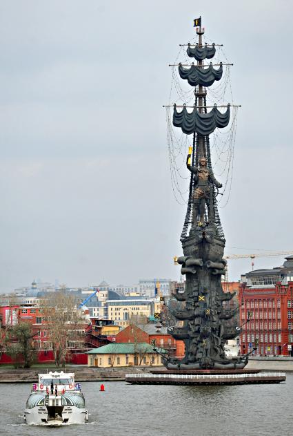 Памятник Петру I Первому на искусственном острове, насыпанном у разделения Москвы-реки и Водоотводного канала.