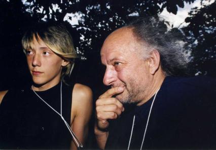 Диск53. `Кинотавр` 2001 год. На снимке: актёр, режиссёр, клоун-мим, основатель театра «Лицедеи» (Асисяй) Вячеслав Полунин с сыном.