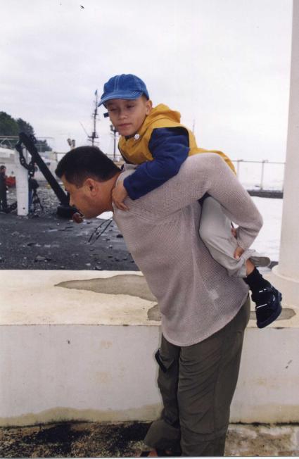 Диск53. `Кинотавр` 2001 год. На снимке: певец Николай Расторгуев с сыном Колей.