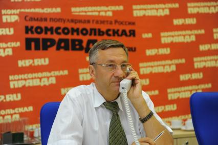 ИД `Комсомольская правда`. На снимке: префект Северо-Восточного административного округа г.Москвы Валерий Виноградов во время прямой линии.