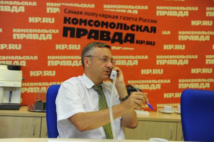 ИД `Комсомольская правда`. На снимке: префект Северо-Восточного административного округа г.Москвы Валерий Виноградов во время прямой линии.