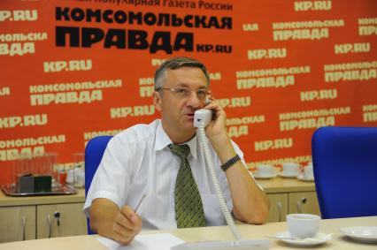 ИД `Комсомольская правда`. На снимке: префект Северо-Восточного административного округа г.Москвы Валерий Виноградов во время прямой линии.