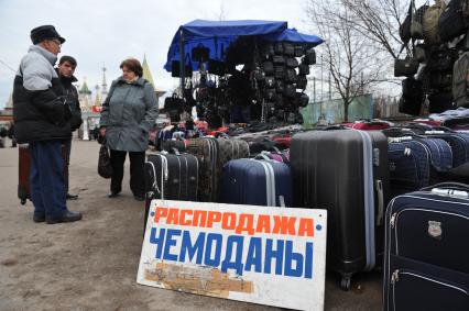 Торговля чемоданами на улице.