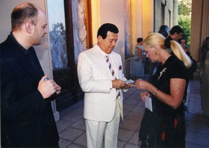 Диск53. `Кинотавр` 2003 год. На снимке:   эстрадный певец (баритон) Иосиф Кобзон и его жена Нелли.