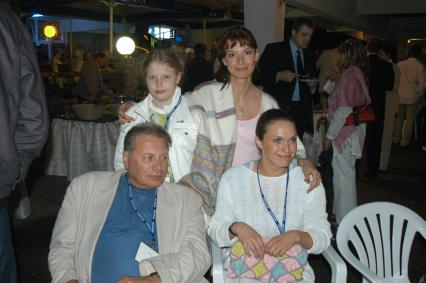 Диск53. `Кинотавр` 2004 год. На снимке:  актриса Ирина Лачина с дочерью, актриса Марина Могилевская и актер, лингвист, профессор Смирницкий Александр.