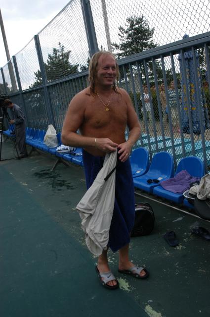 Диск53. `Кинотавр` 2004 год. На снимке: рок- и поп-музыкант, композитор. Участник групп «Високосное лето», «Автограф», «Рок-Ателье» Кельми Крис.