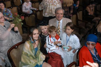 Диск53. `Кинотавр` 2004 год. На снимке:  актер Александр Лазарев с женой актрисой Светланой Немоляевой и с  внучкой Полиной.