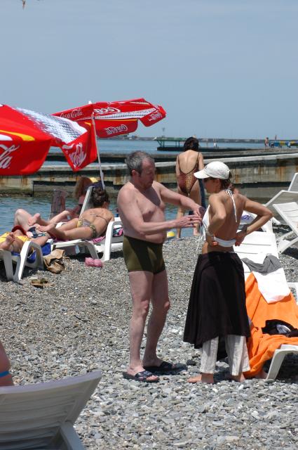 Диск53. `Кинотавр` 2004 год. На снимке: музыкант, певец, поэт, композитор, художник, продюсер, телеведущий, лидер рок-группы «Машина времени» Макаревич Андрей с женой.