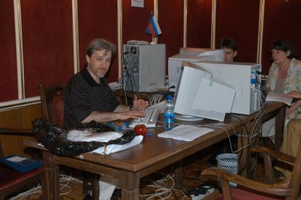 Диск53. `Кинотавр` 2004 год. На снимке: телеведущий, журналист. Руководитель студии «Новости культуры» телеканала «Культура», ведущий программ теленовостей Флярковский Владислав.