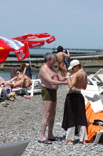Диск53. `Кинотавр` 2004 год. На снимке: музыкант, певец, поэт, композитор, художник, продюсер, телеведущий, лидер рок-группы «Машина времени» Макаревич Андрей с женой.
