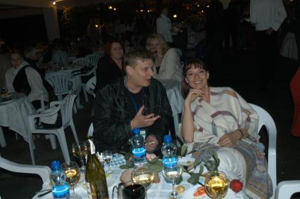 Диск53. `Кинотавр` 2004 год. На снимке: актриса Ирина Лачина с мужем театральным продюсером Олегом Будриным.