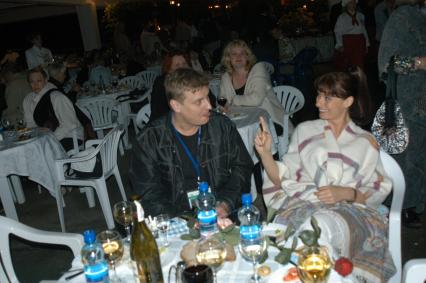 Диск53. `Кинотавр` 2004 год. На снимке: актриса Ирина Лачина с мужем театральным продюсером Олегом Будриным.