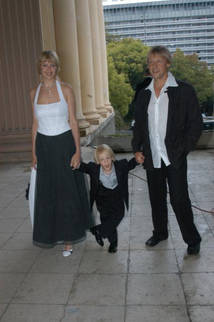 Диск53. `Кинотавр` 2004 год. На снимке:  актер Дмитрий Харатьян с женой и сыном.