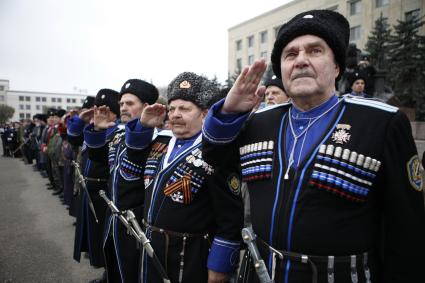 В Ставрополе на площади Ленина состоялся строевой смотр казаков Ставропольского казачьего округа Терского казачьего войска. На снимке: пожилые казаки.