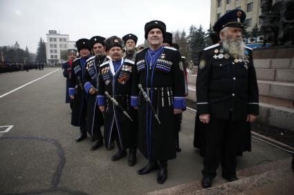 В Ставрополе на площади Ленина состоялся строевой смотр казаков Ставропольского казачьего округа Терского казачьего войска. На снимке: пожилые казаки.